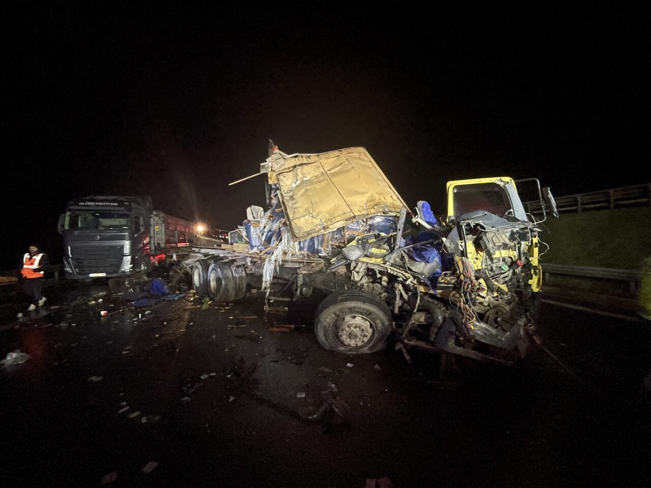 - Ulaşıma kapanan yol, kaza yapan araçların çekilmesinin ardından kontrollü