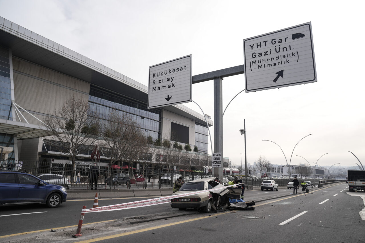 ANKARA (AA) – Ankara'nın Çankaya ilçesinde direğe çarpan otomobilin sürücüsü