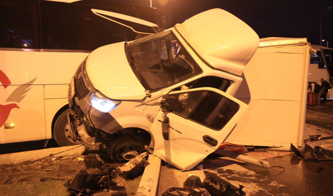 KAYSERİ (AA) – Kayseri'de yolcu otobüsü ile kamyonetin çarpışması sonucu