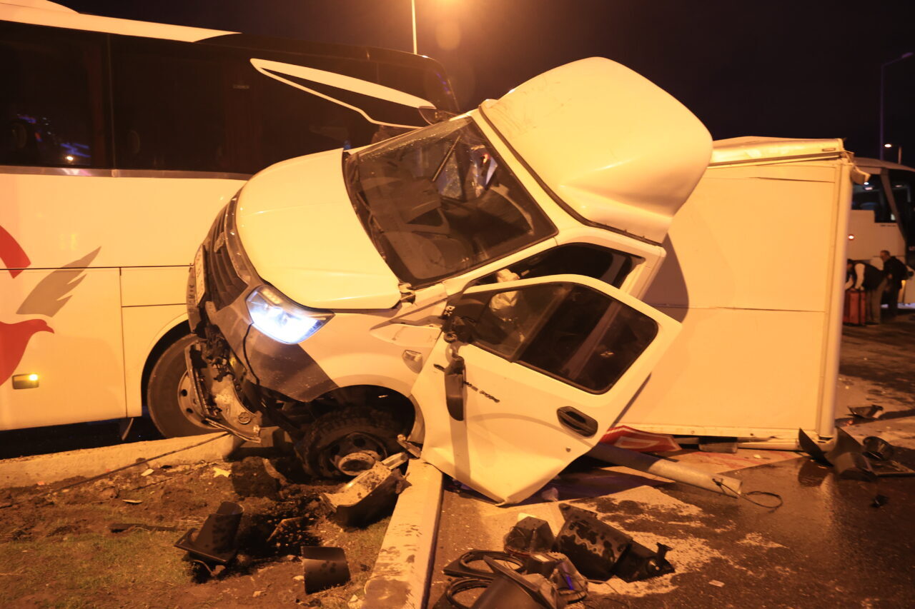 KAYSERİ (AA) – Kayseri'de yolcu otobüsü ile kamyonetin çarpışması sonucu