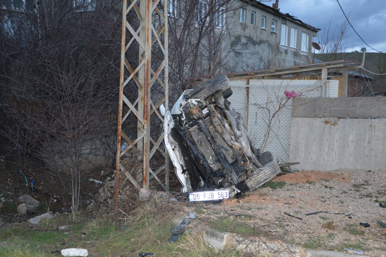 SAMSUN (AA) – Samsun'un Havza ilçesinde devrilen otomobildeki iki kişi