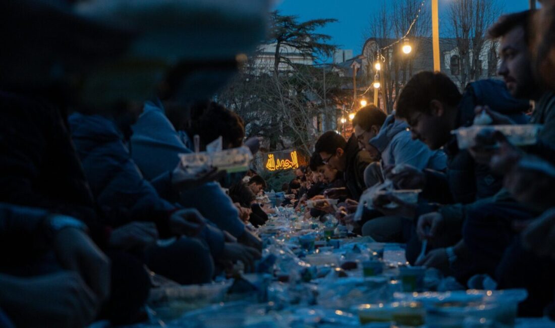 - İftar programında, Gazze'de yaşananlara dikkati çekmek amacıyla rektörlük binasına