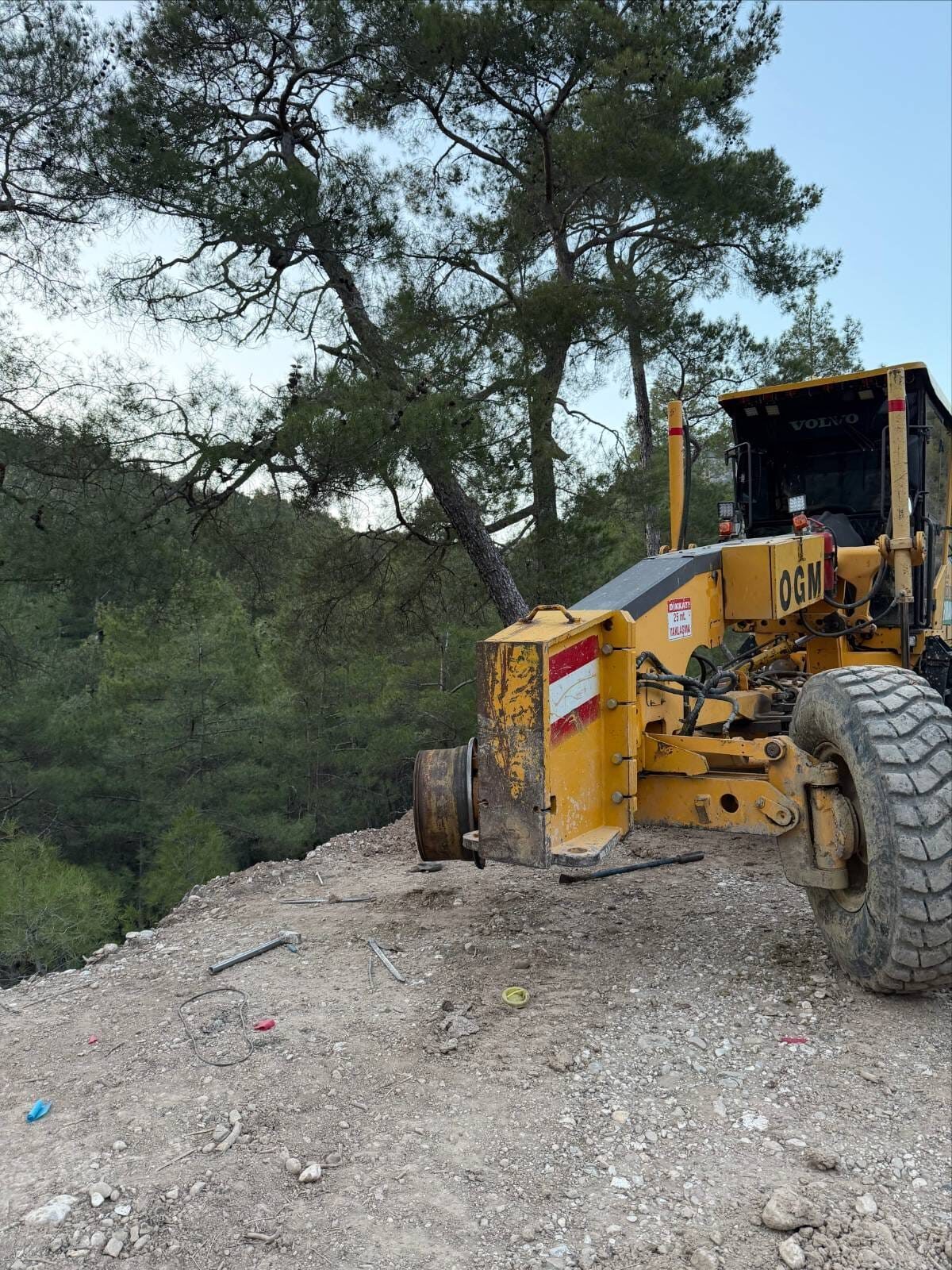 ISPARTA (AA) – Isparta'nın Eğirdir ilçesinde iş makinesinin lastiğini değiştirmek