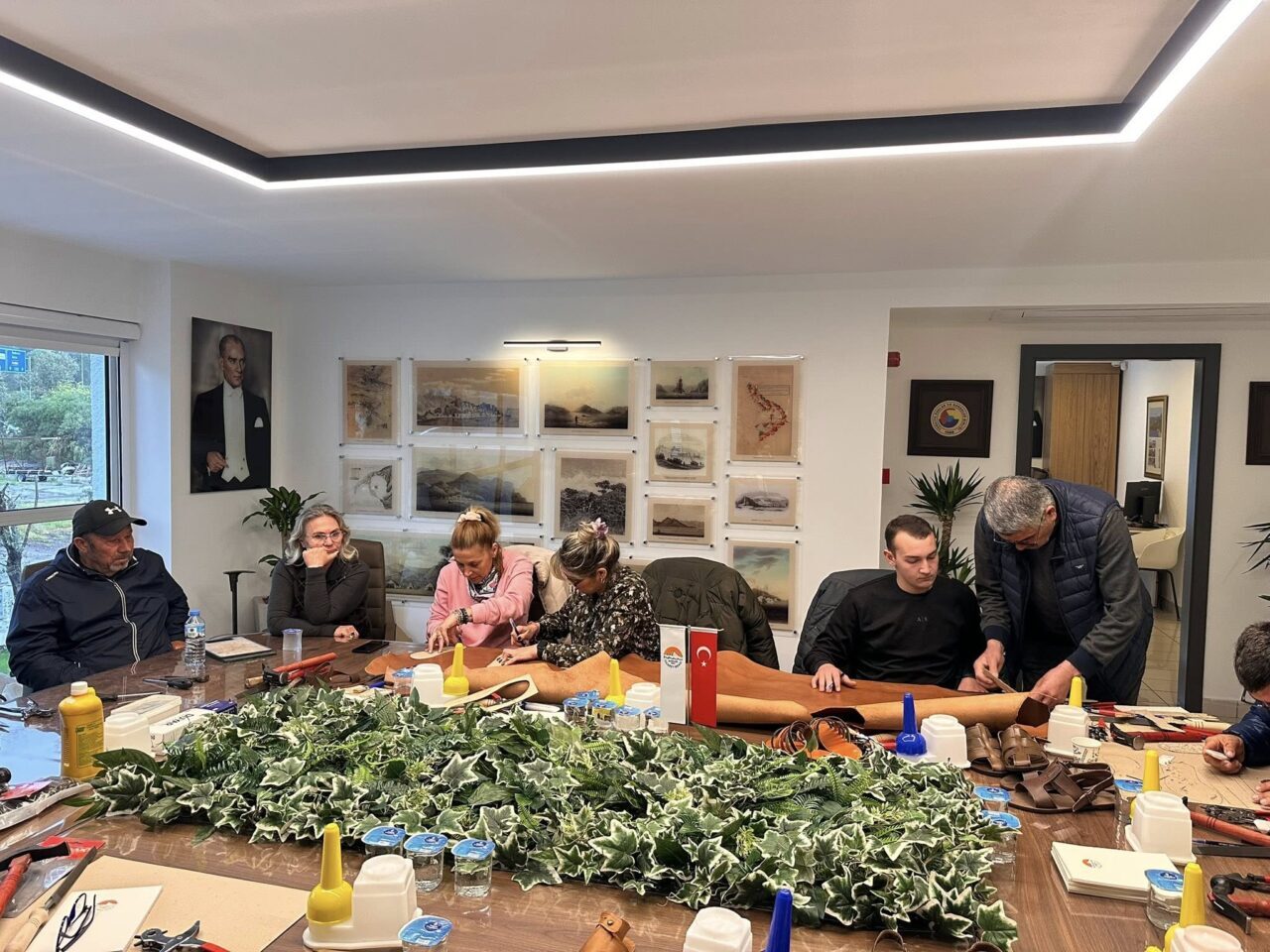 MUĞLA (AA) – Marmaris'te unutulmaya yüz tutan deri sandalet ustalığının