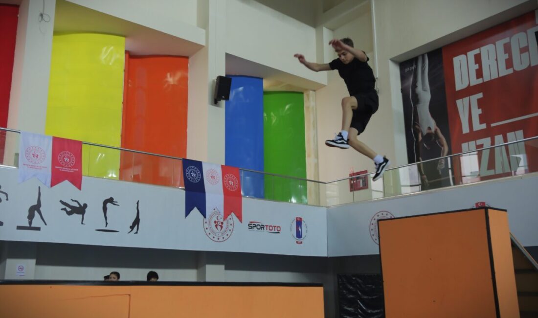 MERSİN (AA) – Türkiye Cimnastik Federasyonu tarafından düzenlenen Parkur Genç-Büyük