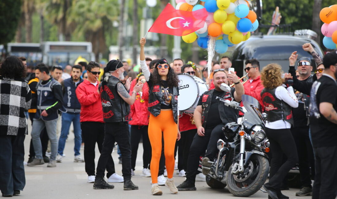 - Karnavalın portakal çiçeği temasına uygun kıyafet ve aksesuarlarla yürüyen