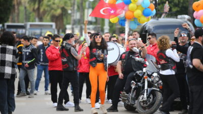 - Karnavalın portakal çiçeği temasına uygun kıyafet ve aksesuarlarla yürüyen