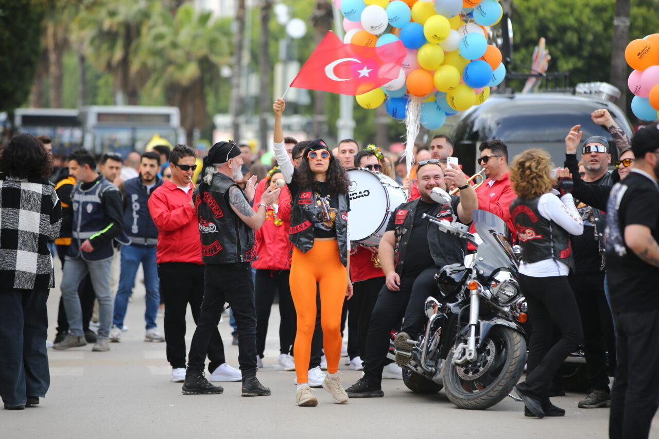 - Karnavalın portakal çiçeği temasına uygun kıyafet ve aksesuarlarla yürüyen