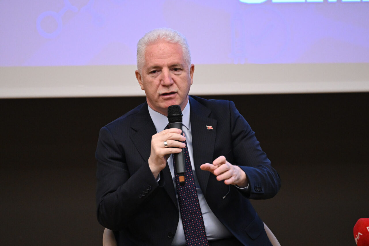 - İstanbul Valisi Davut Gül:
- "Dünyada pandemi sürecini en az