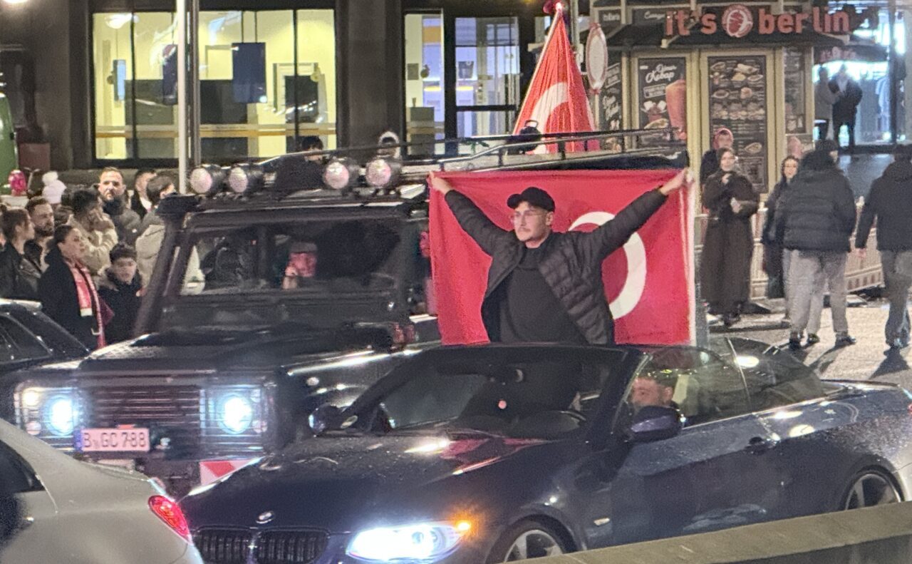 BERLİN (AA) – Almanya'nın başkenti Berlin'de yaşayan Türkler, A Milli