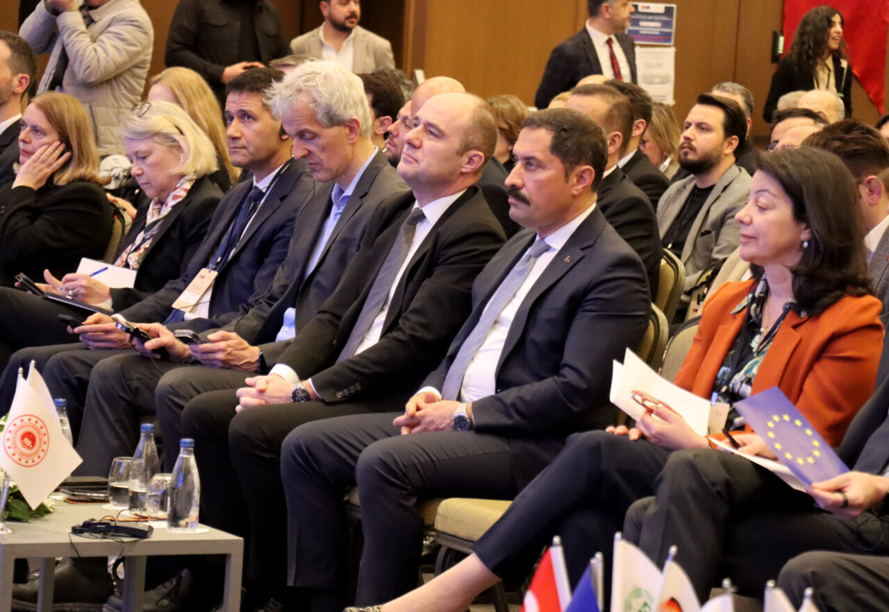 - "AB, okulların, hastanelerin, belediye altyapısının ve kültürel mirasın yeniden