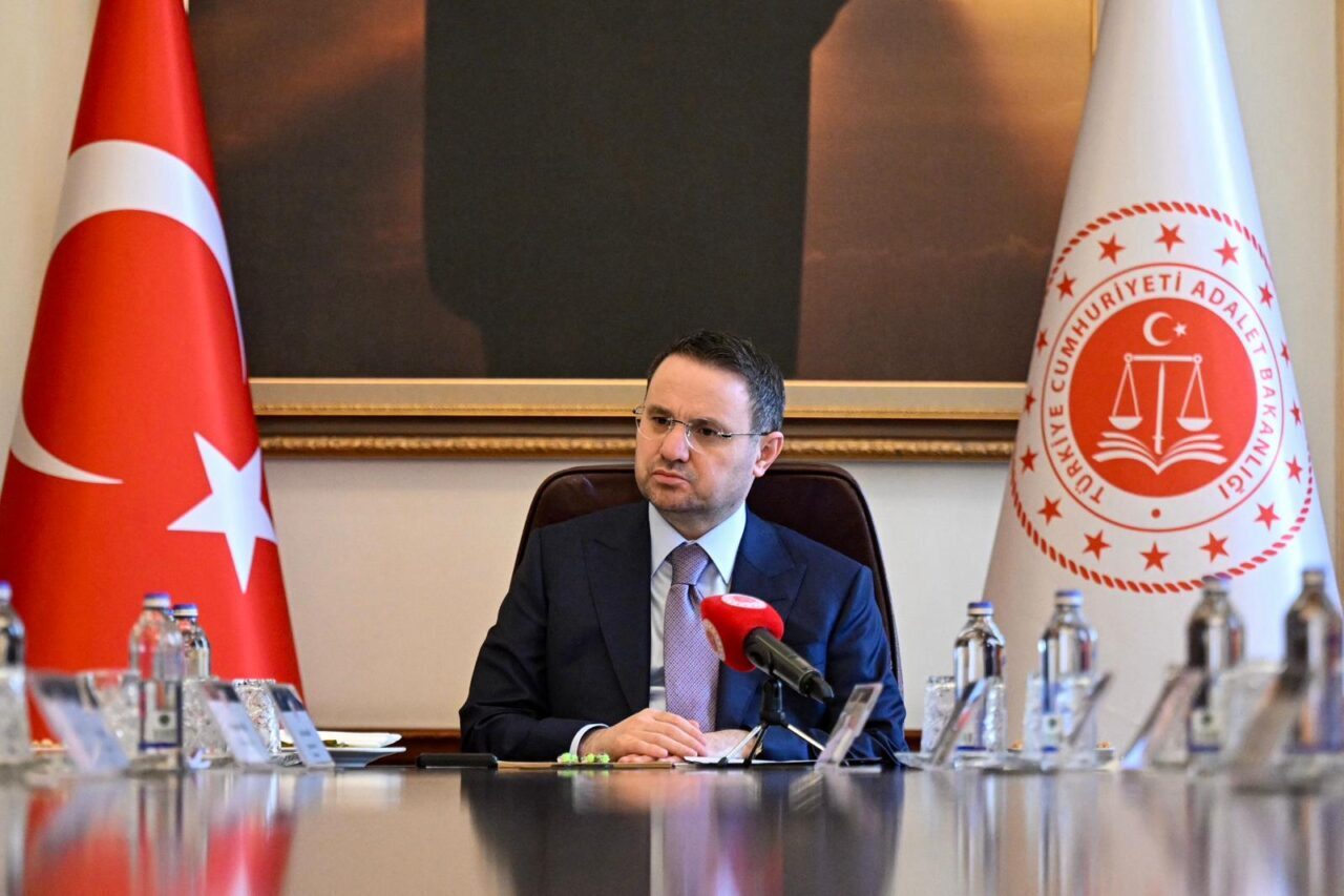 - "Özellikle avukatlarımızın son zamanlarda yaşadığı sorunları çok iyi biliyoruz.
