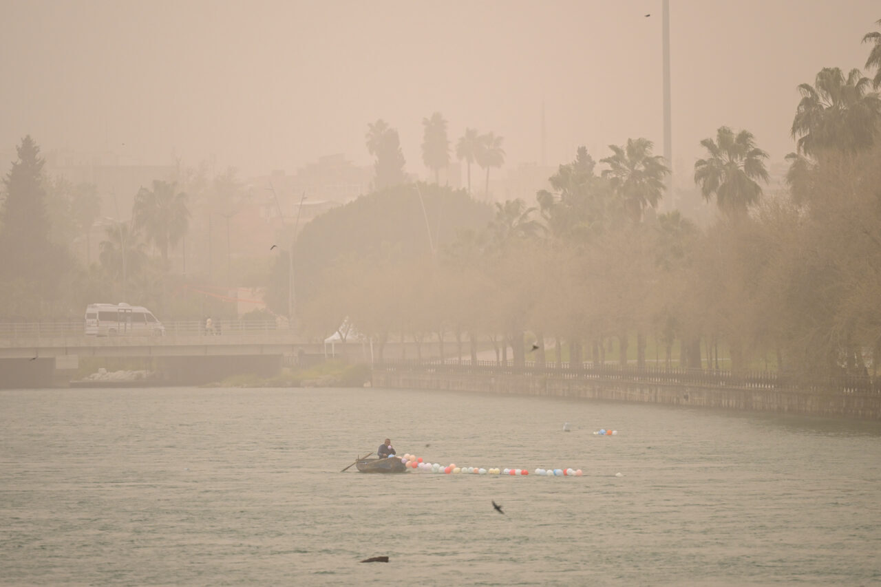 ADANA (AA) – Adana, Mersin ve Hatay'da toz taşınımı hayatı