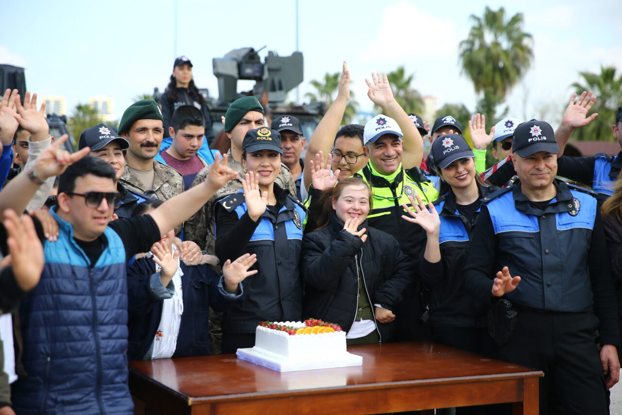 ADANA (AA) – Adana'da özel gereksinimli çocuklar, Türk Polis Teşkilatının