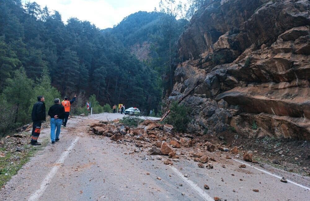 ADANA (AA) – Adana'da heyelan nedeniyle Feke-Saimbeyli kara yolu çift