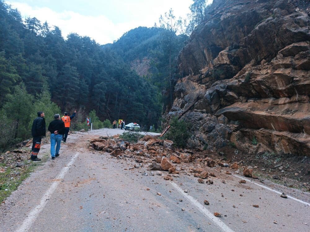 ADANA (AA) – Adana'da heyelan nedeniyle Feke-Saimbeyli kara yolu çift