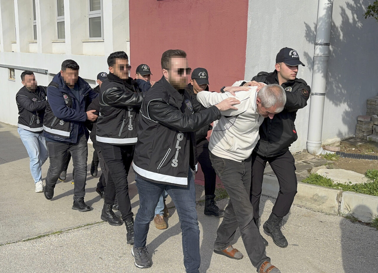 - Operasyonda kaçak 24 milyon 707 bin 500 makaron ve