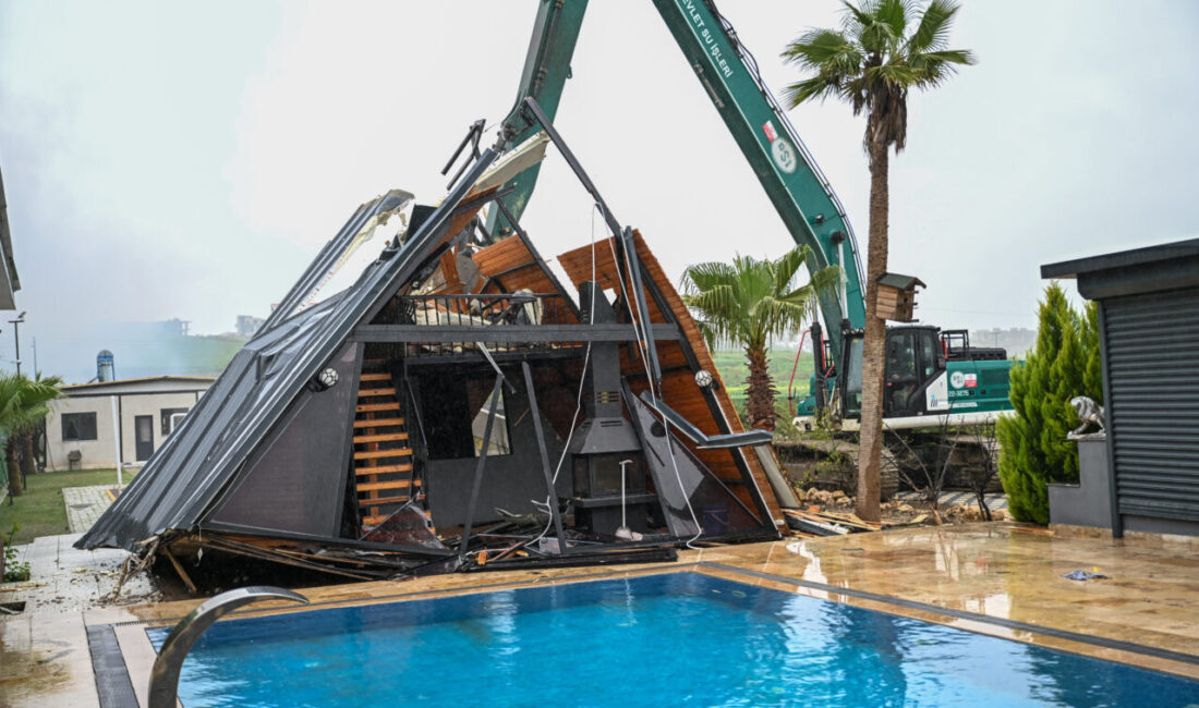 ADANA (AA) – Adana'da Seyhan Baraj Gölü kıyısındaki kaçak yapıların