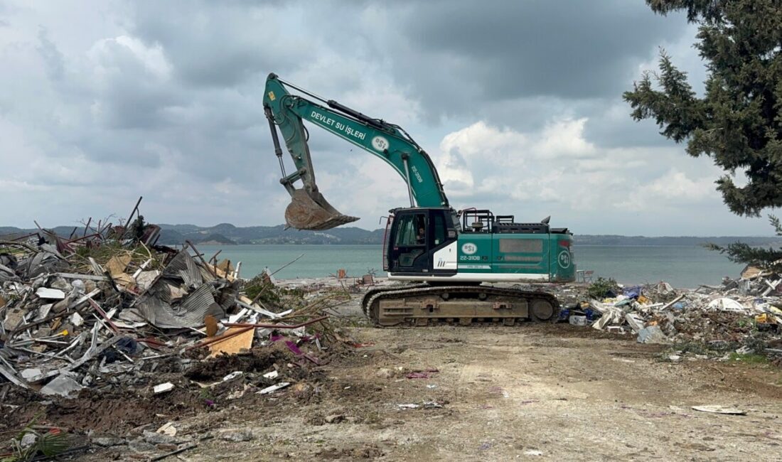 ADANA (AA) – Adana'da Seyhan Baraj Gölü kıyısındaki kaçak yapıların