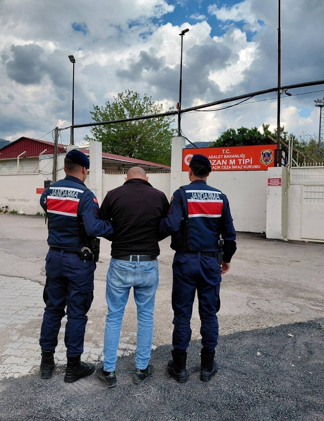 ADANA (AA) – Adana'da farklı suçlardan kesinleşmiş hapis cezalarıyla aranan