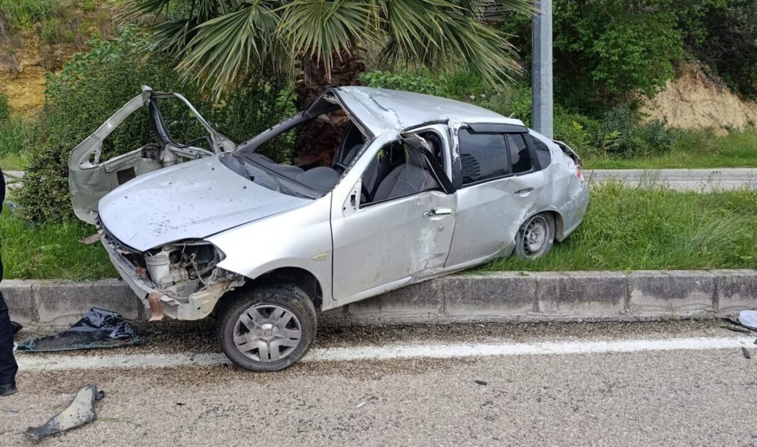 ADANA (AA) – Adana'nın Kozan ilçesinde refüjdeki ağaçlara çarpan otomobildeki