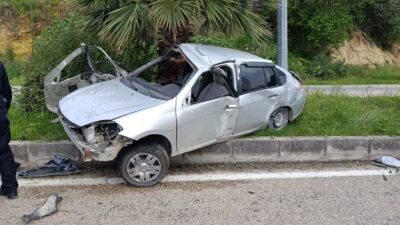 ADANA (AA) – Adana'nın Kozan ilçesinde refüjdeki ağaçlara çarpan otomobildeki