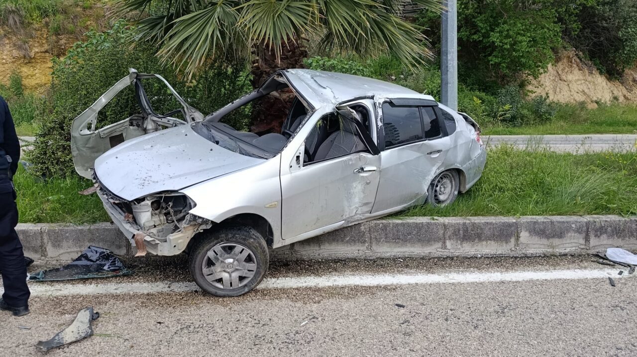ADANA (AA) – Adana'nın Kozan ilçesinde refüjdeki ağaçlara çarpan otomobildeki
