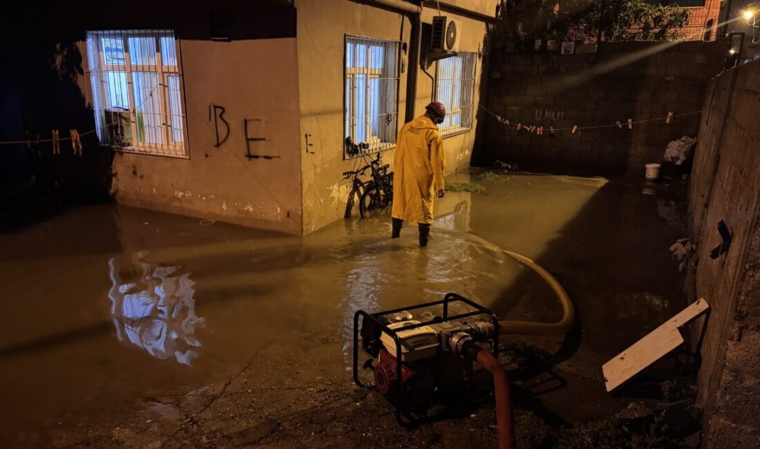 - Su birikintisinin ortasında minibüste mahsur kalan 4 kişi itfaiye