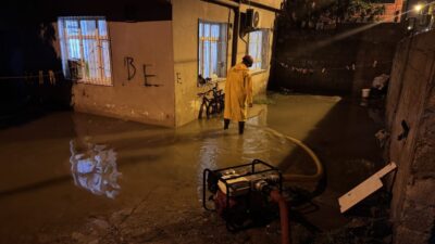 - Su birikintisinin ortasında minibüste mahsur kalan 4 kişi itfaiye