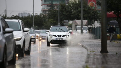 ADANA (AA) – Adana'da etkili olan sağanak nedeniyle bazı cadde