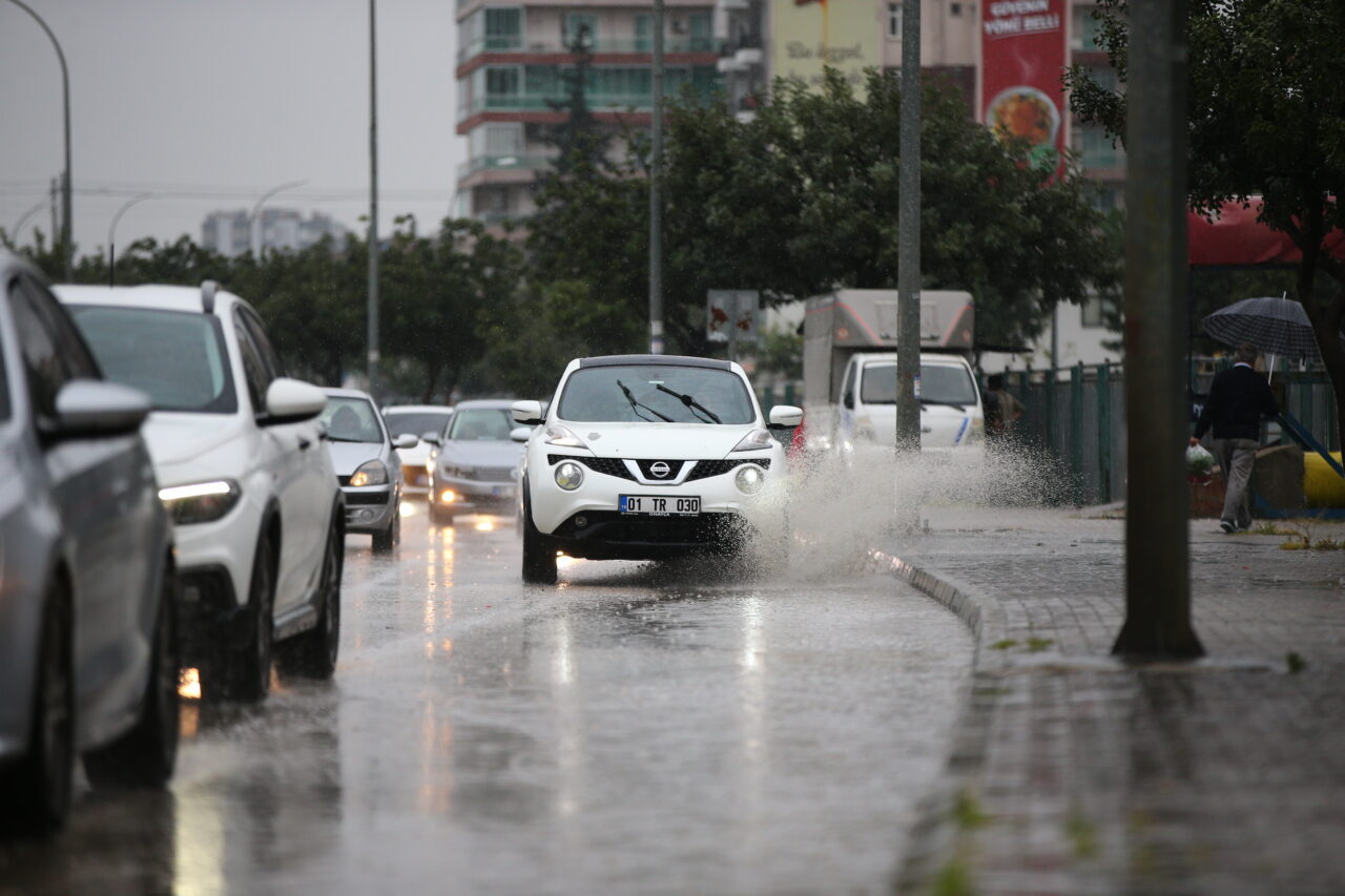 ADANA (AA) – Adana'da etkili olan sağanak nedeniyle bazı cadde