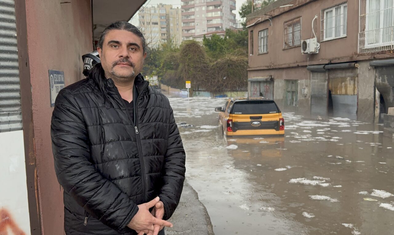 - Su birikintisinin ortasında araçta mahsur kalan 2 kişi itfaiye