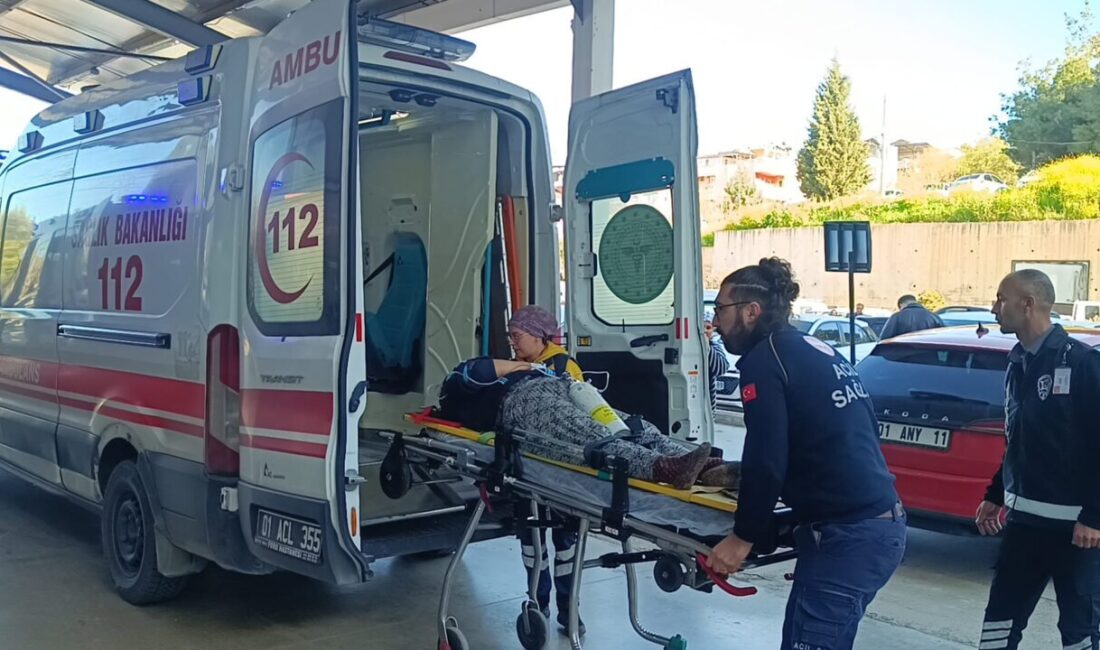 ADANA (AA) – Adana'nın Kozan ilçesinde tarım işçilerini taşıyan midibüsün