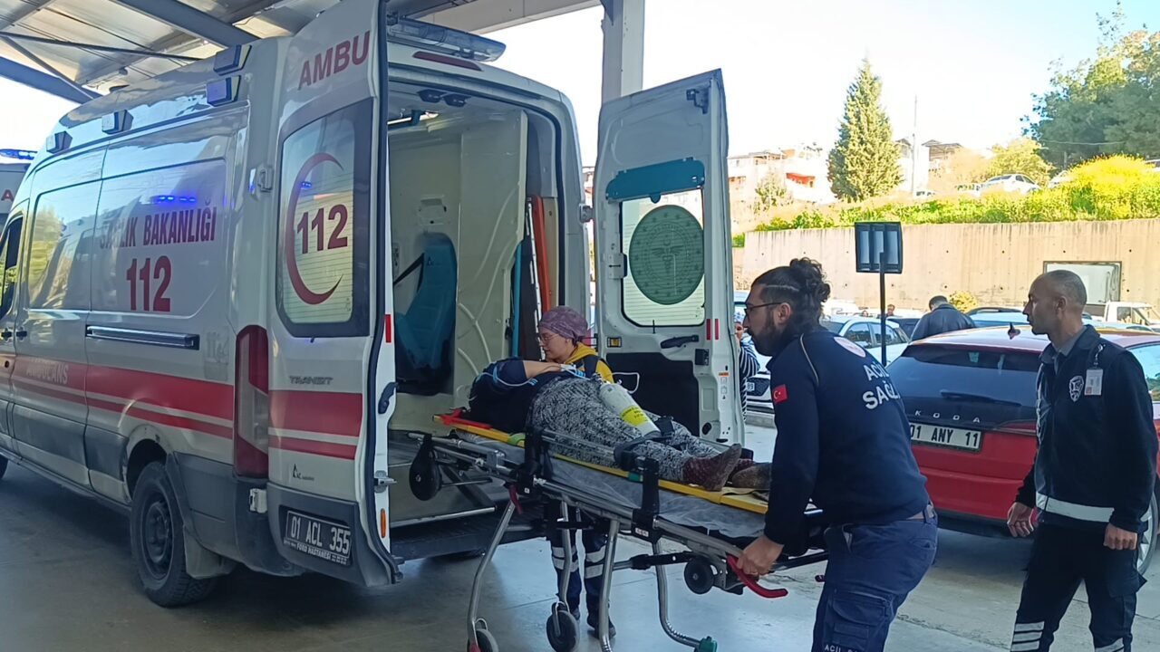 ADANA (AA) – Adana'nın Kozan ilçesinde tarım işçilerini taşıyan midibüsün