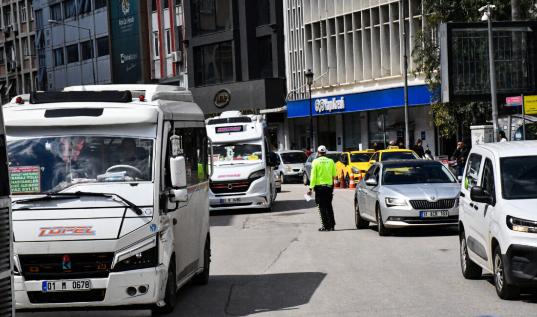ADANA (AA) – Adana'da sivil trafik polislerince kural ihlali yaptıkları