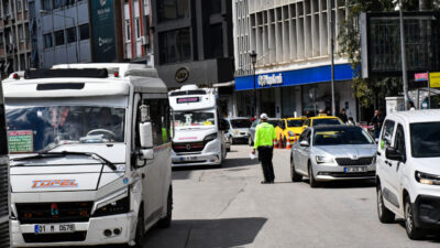 ADANA (AA) – Adana'da sivil trafik polislerince kural ihlali yaptıkları