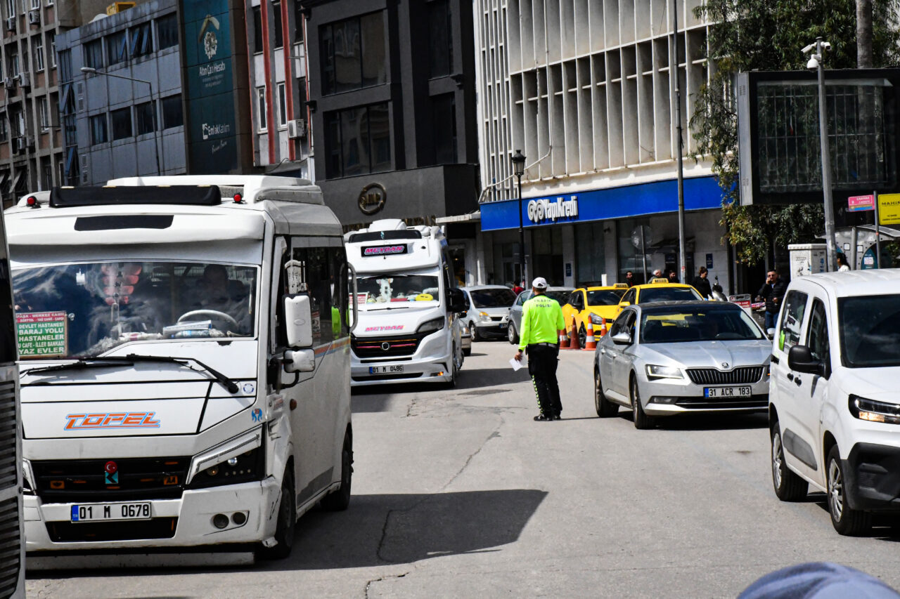 ADANA (AA) – Adana'da sivil trafik polislerince kural ihlali yaptıkları