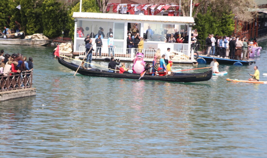 ADANA (AA) – Adana'daki Seyhan Nehri'nde 14. Uluslararası Portakal Çiçeği