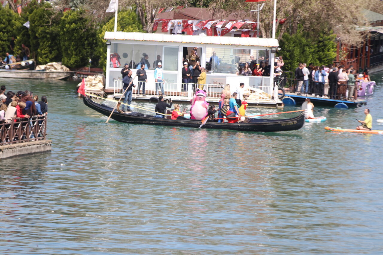 ADANA (AA) – Adana'daki Seyhan Nehri'nde 14. Uluslararası Portakal Çiçeği