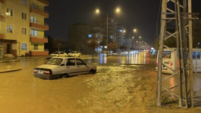 ADIYAMAN (AA) – Adıyaman ve Kilis'te aniden bastıran sağanak hayatı
