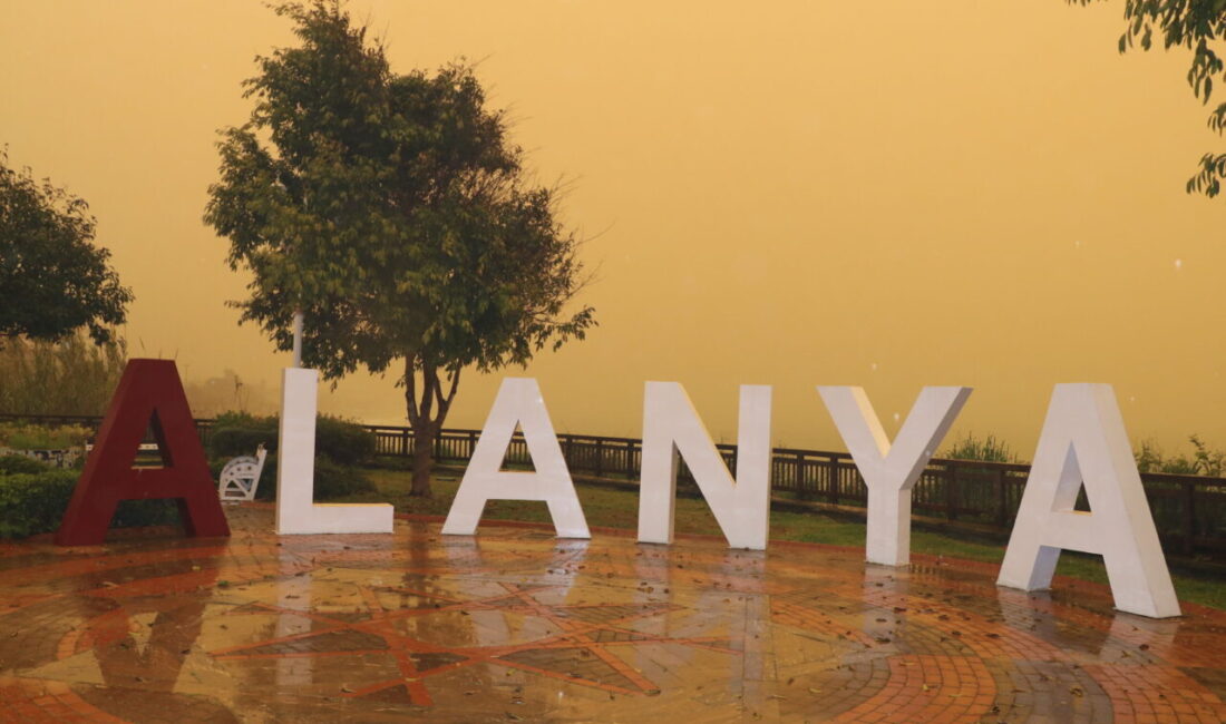 ANTALYA (AA) – Antalya'nın Alanya ilçesinde gökyüzü Afrika'dan gelen çöl