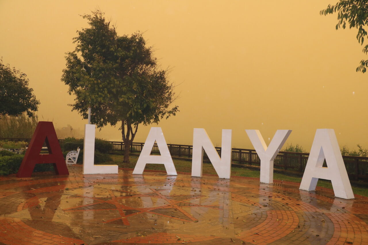 ANTALYA (AA) – Antalya'nın Alanya ilçesinde gökyüzü Afrika'dan gelen çöl