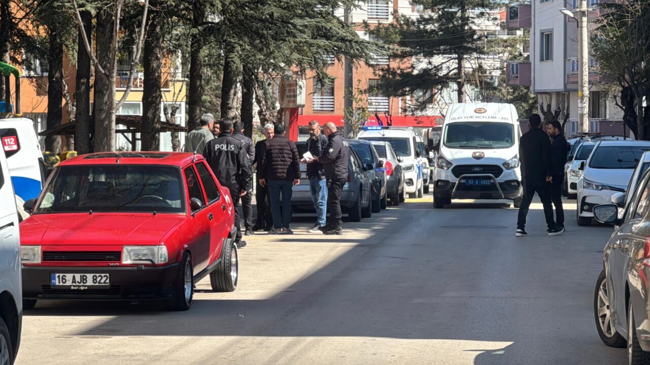 AFYONKARAHİSAR (AA) – Afyonkarahisar'da komşular arasında çıkan silahlı kavgada karı