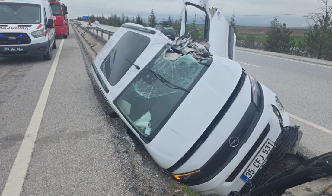 AFYONKARAHİSAR (AA) – Afyonkarahisar'ın Emirdağ ilçesinde hafif ticari aracın refüje