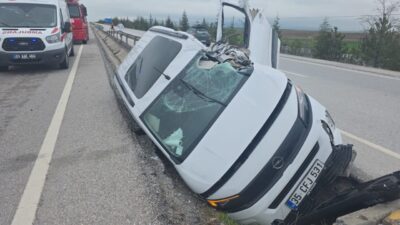 AFYONKARAHİSAR (AA) – Afyonkarahisar'ın Emirdağ ilçesinde hafif ticari aracın refüje