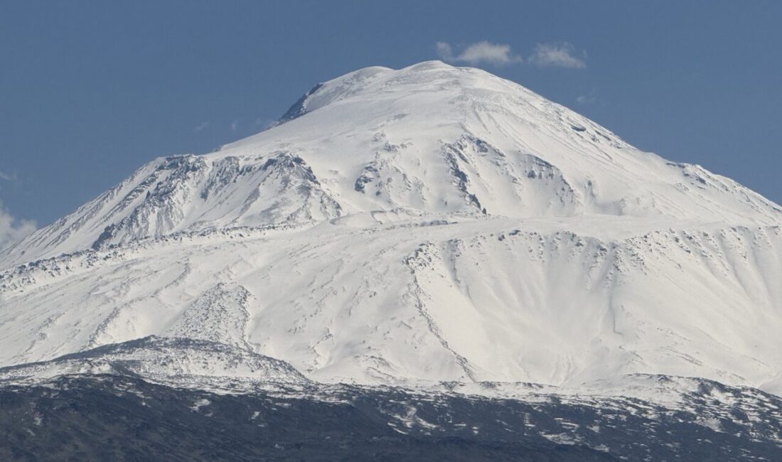 IĞDIR (AA) – Ağrı Dağı, bölgede etkili olan karla yeniden