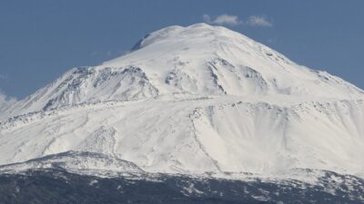IĞDIR (AA) – Ağrı Dağı, bölgede etkili olan karla yeniden