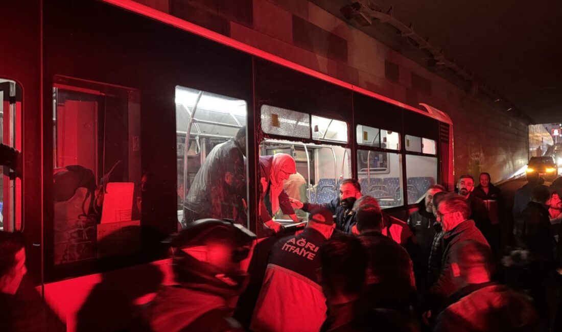 AĞRI (AA) – Ağrı'da, alt geçitte duvara çarpan belediye otobüsünün