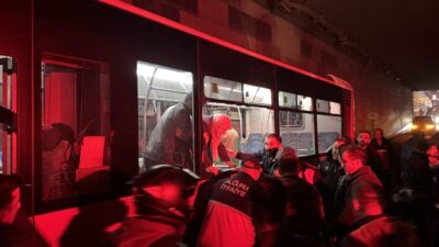 AĞRI (AA) – Ağrı'da, alt geçitte duvara çarpan belediye otobüsünün