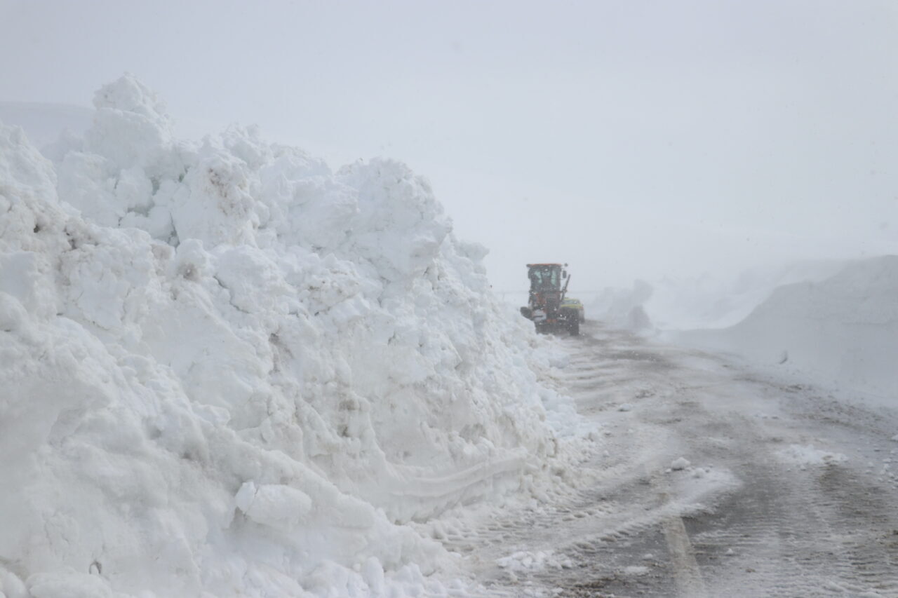 - Karayolları ekiplerinin Ağrı-Kağızman kara yolundaki zorlu çalışması dronla görüntülendi
